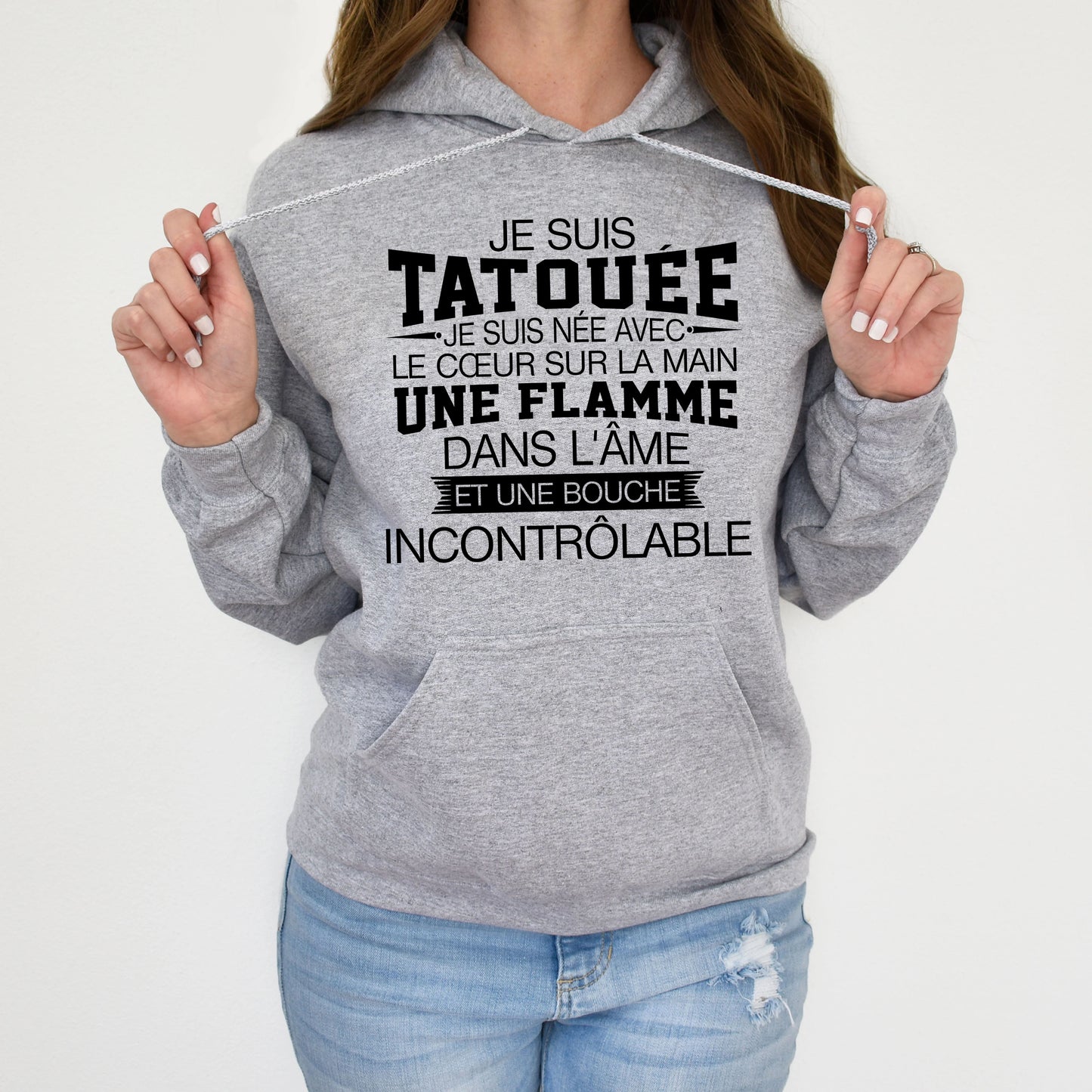 Je suis tatouée, je suis née avec le coeur sur la main une flamme dans l'âme et une bouche incontrôlable