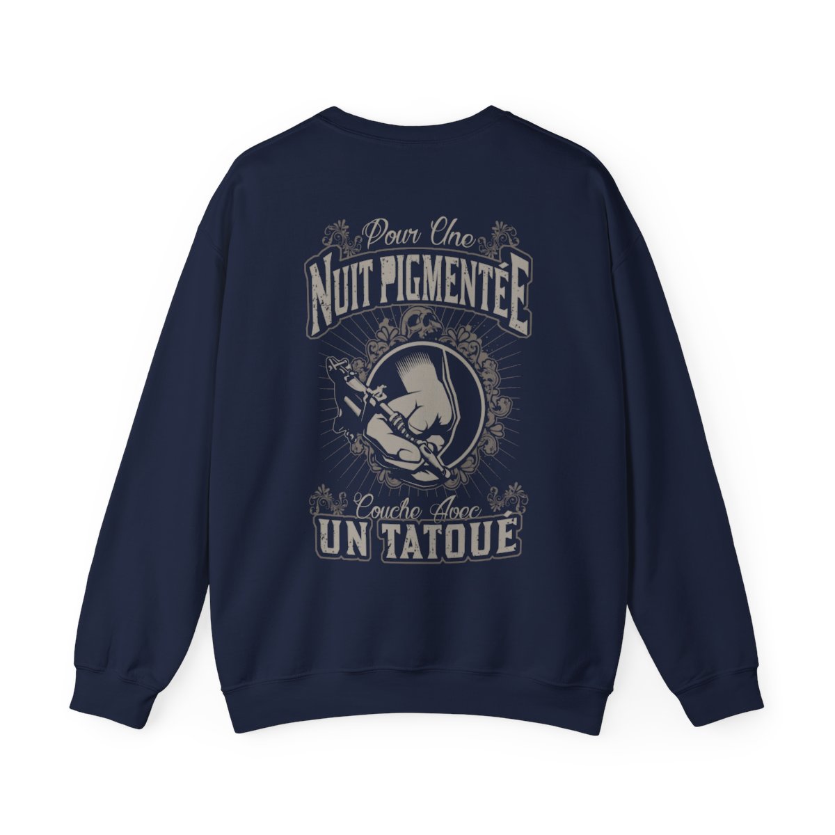 Pour une nuit pigmentée couche avec un tatoué