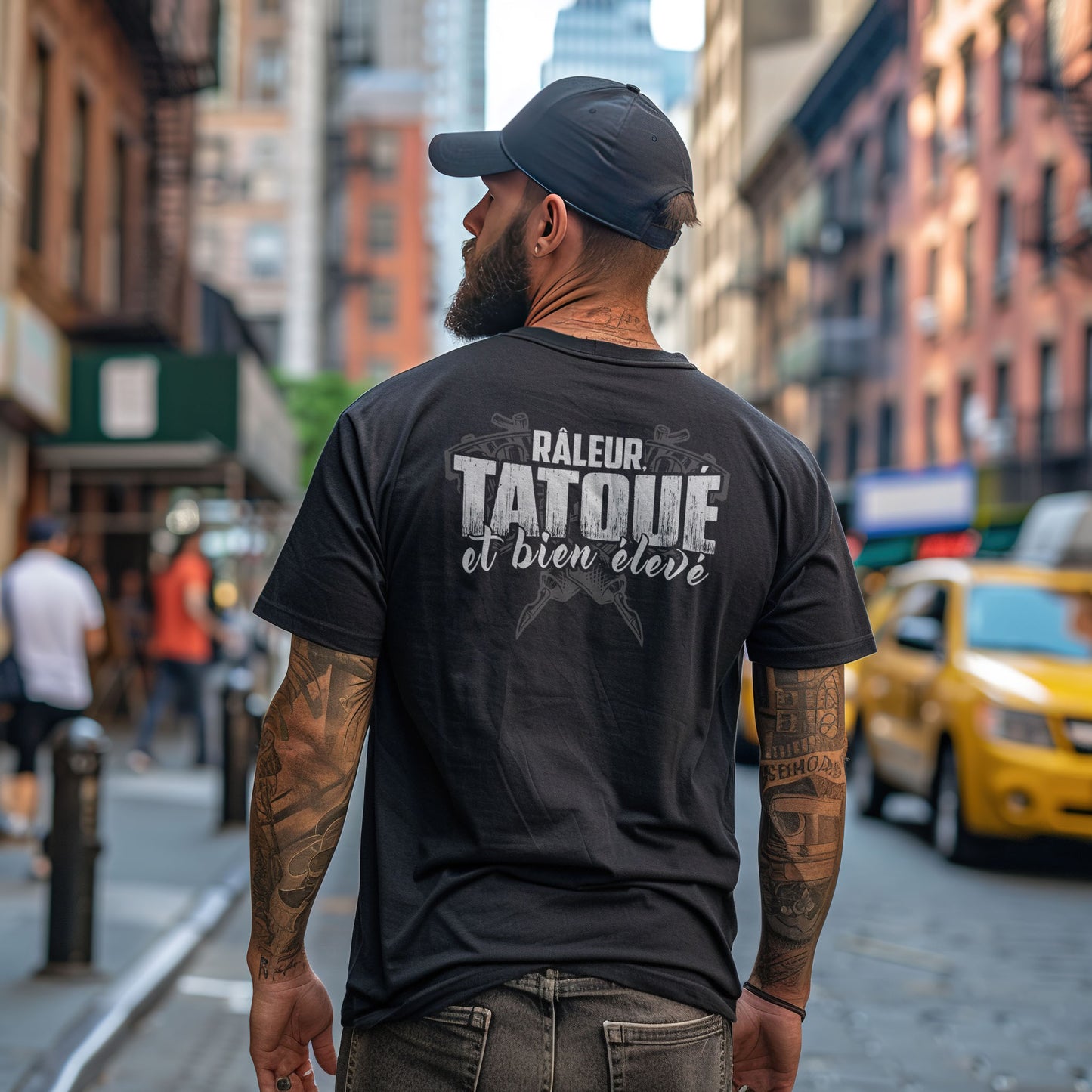 Râleur, tatoué et bien élevé