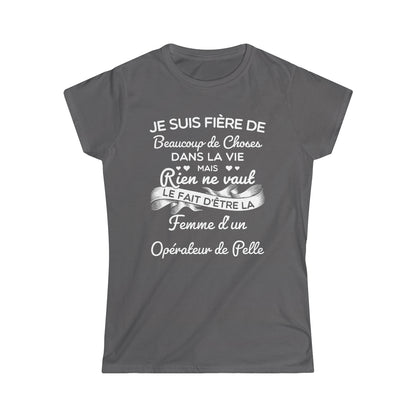 Fière femme d'un Opérateur de Pelle