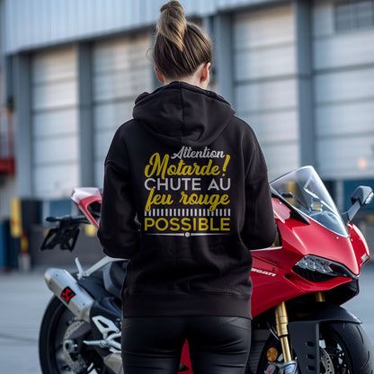 Attention motarde ! Chute au feu rouge possible