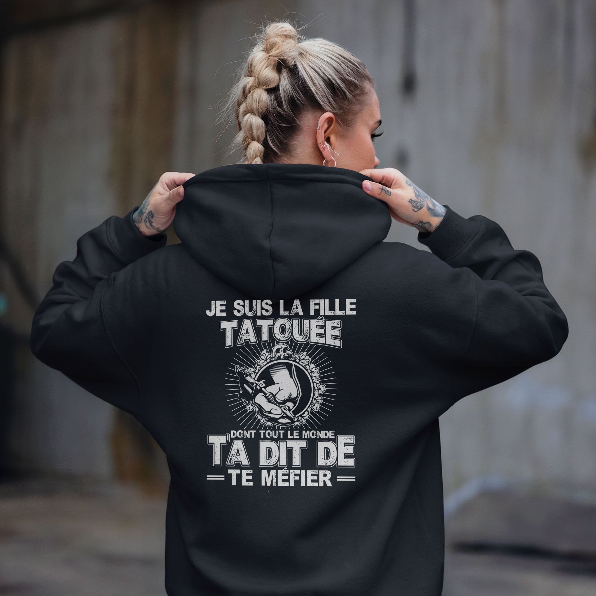 Je suis la fille tatouée dont tout le monde t'a dit de te méfier