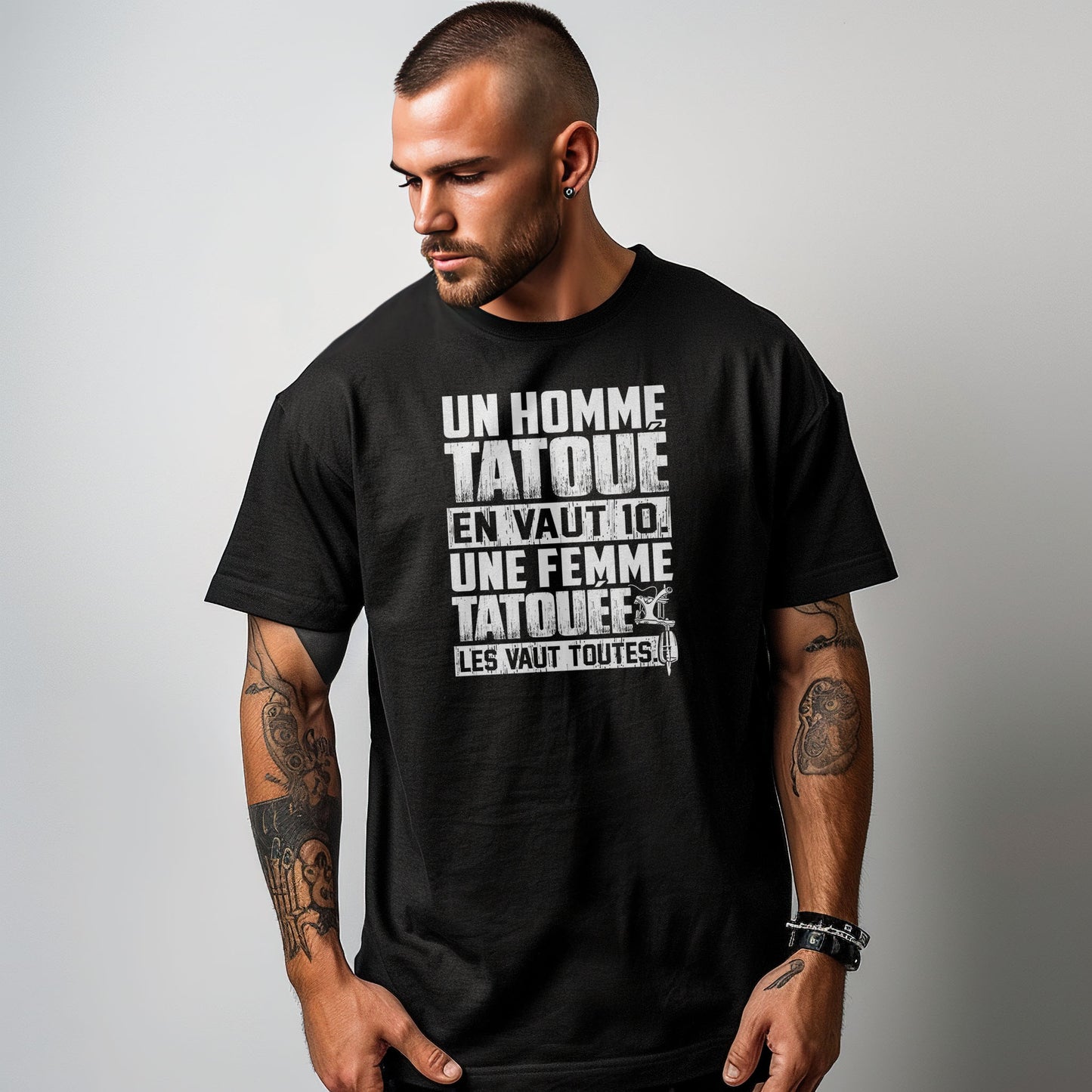 Un homme heureux est tatoué