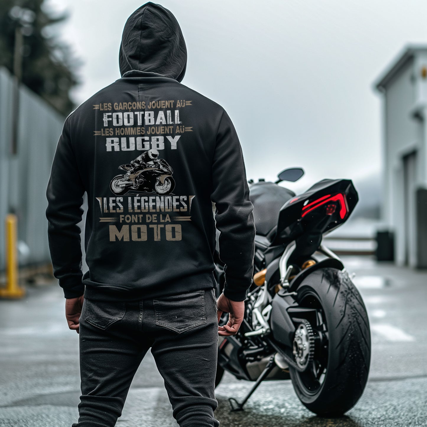 Les garcons jouent au football, les hommes jouent au rugby et les légendes font de la moto