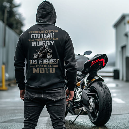 Les garcons jouent au football, les hommes jouent au rugby et les légendes font de la moto