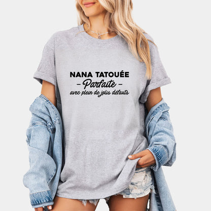 Nana tatouée parfaite avec plein de jolis défauts