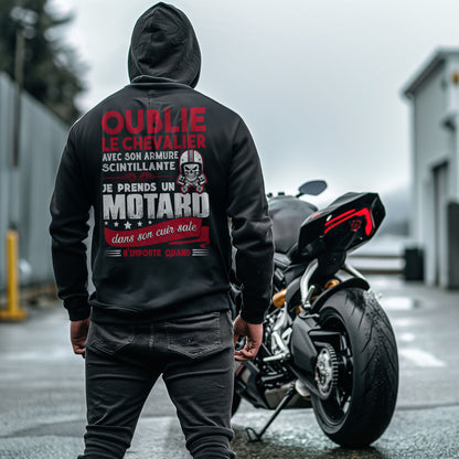 Je prends un motard dans son cuir sale