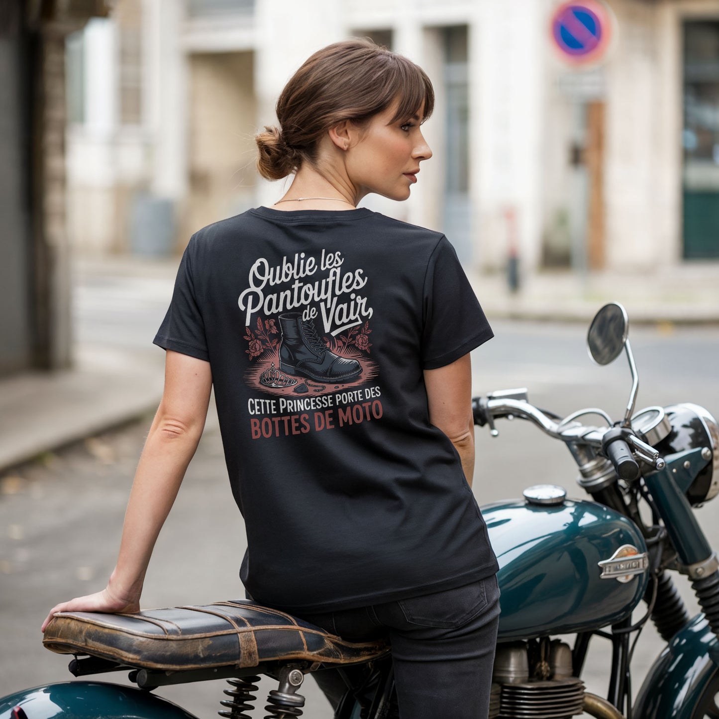 Oublie les pantoufles de vair, cette princesse porte des bottes de moto