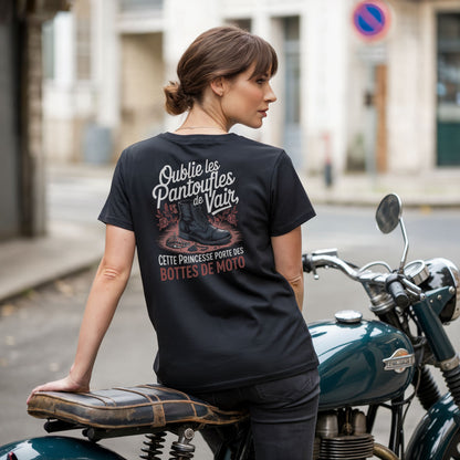 Oublie les pantoufles de vair, cette princesse porte des bottes de moto