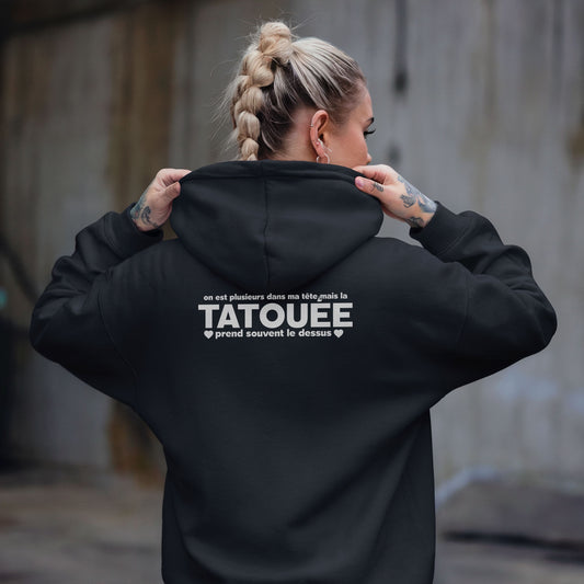 On est plusieurs dans ma tête mais la tatouée prend souvent le dessus