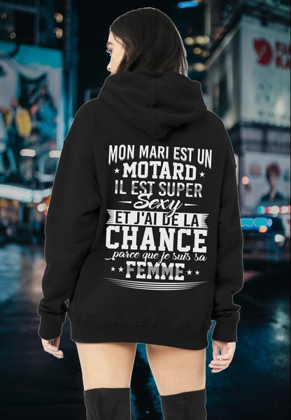 Mon mari est un motard, il est super sexy et j'ai de la chance parce que je suis sa femme