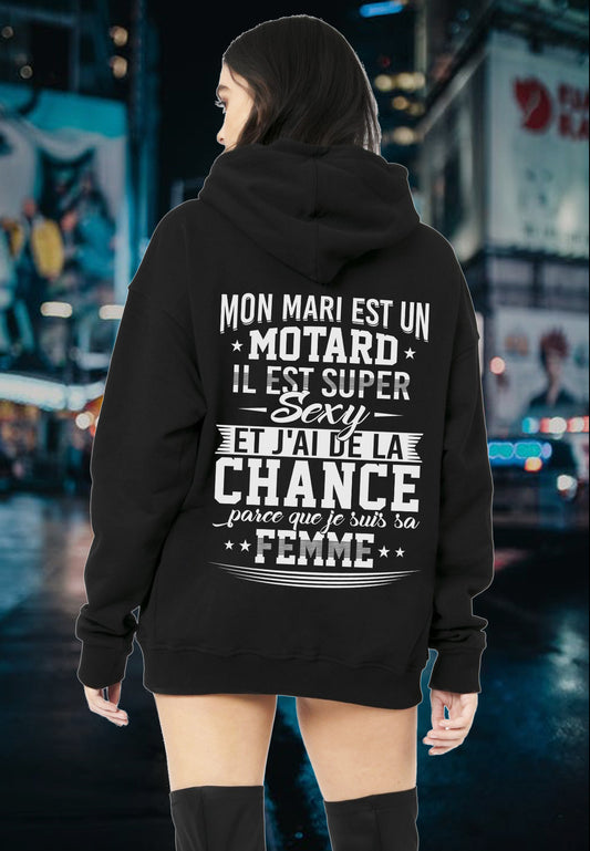 Mon mari est un motard, il est super sexy et j'ai de la chance parce que je suis sa femme