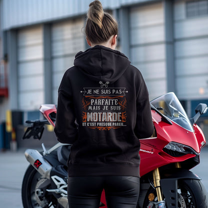 Je ne suis pas parfaite mais je suis motarde et c'est presque pareil