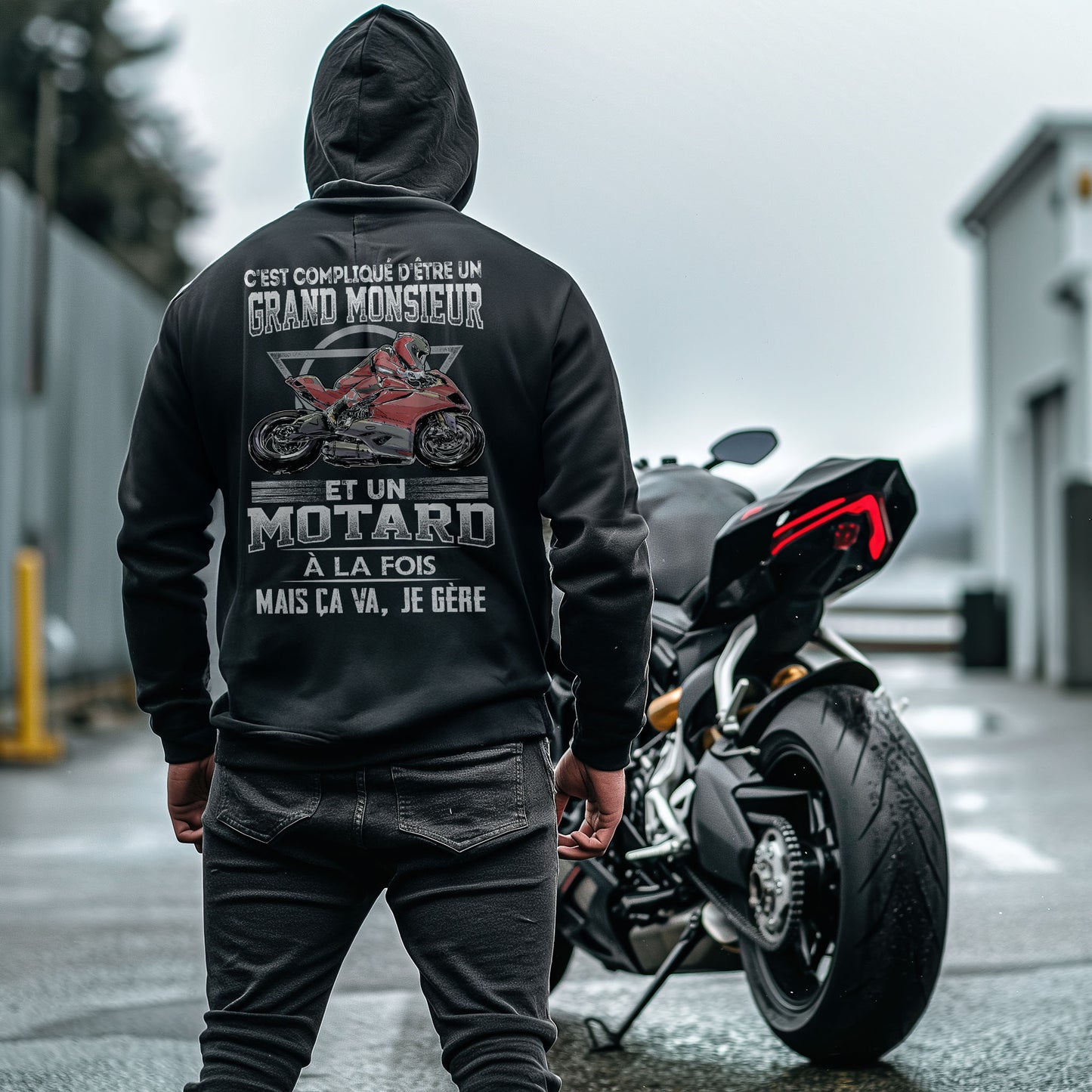 C'est compliqué d'être un grand monsieur et un motard à la fois mais ça va, je gère