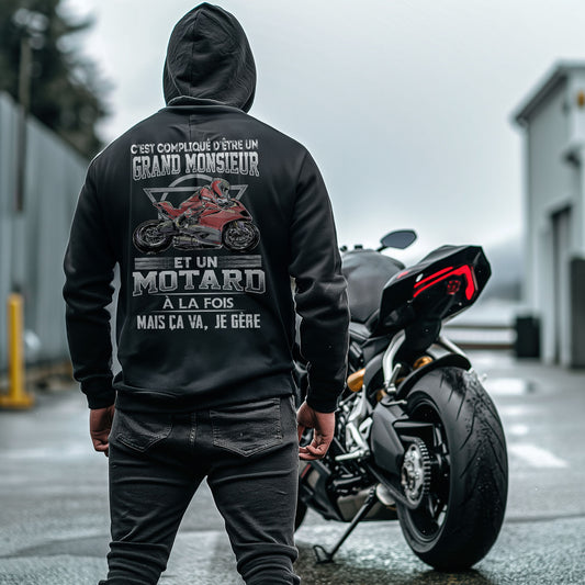 C'est compliqué d'être un grand monsieur et un motard à la fois mais ça va, je gère