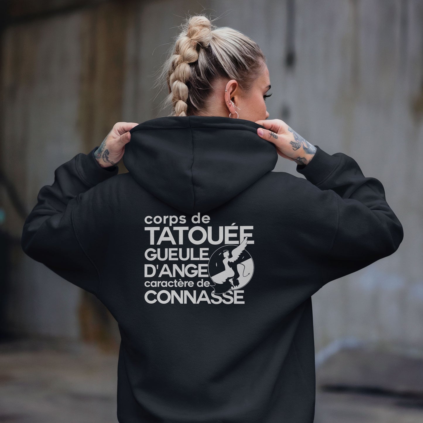 Corps de tatouée, gueule d’ange, caractère de connasse