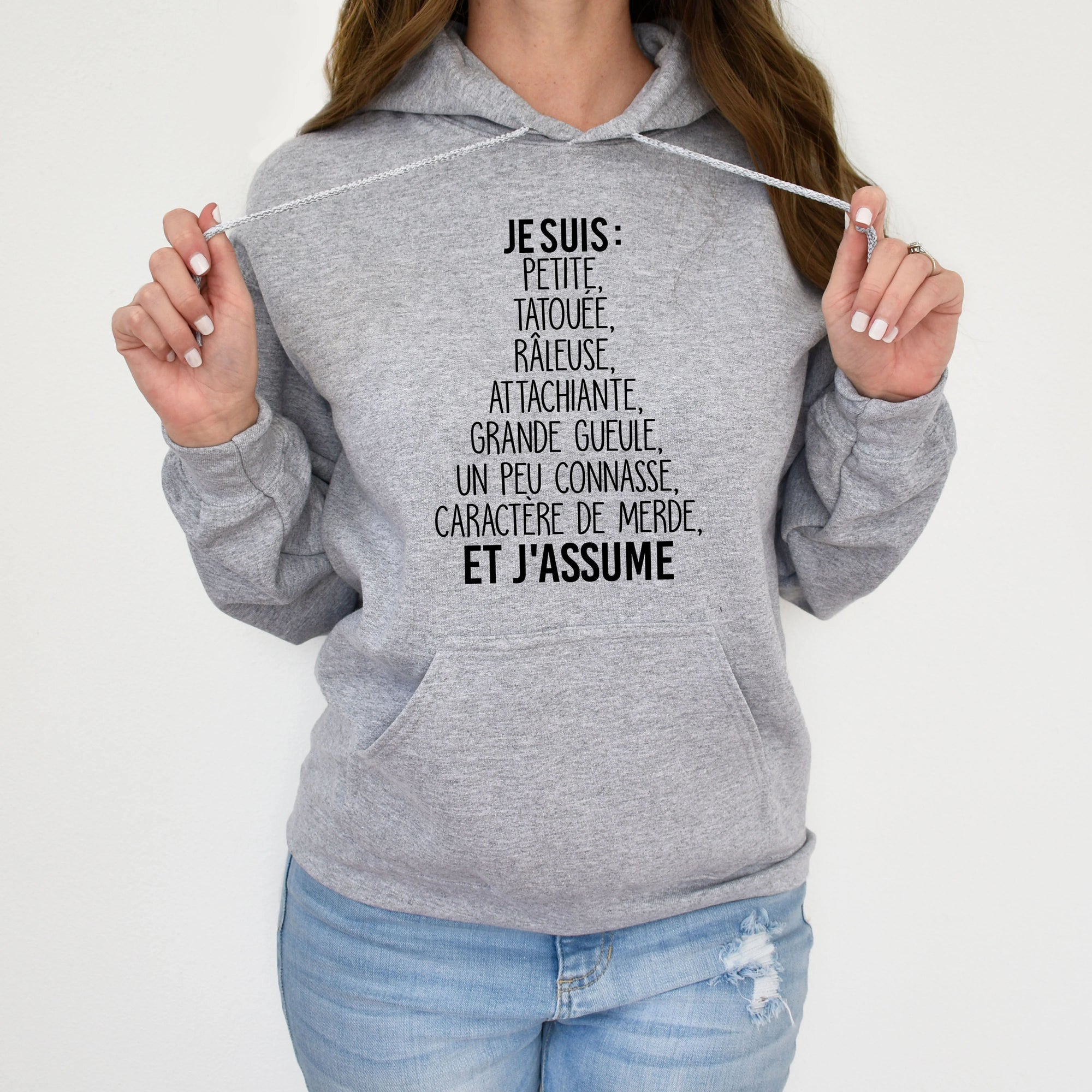 Je suis petite, tatouée, râleuse, attachiante, grande gueule, un peu connasse et j'assume
