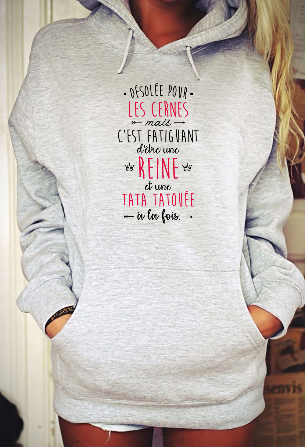 Désolée pour les cernes mais c'est fatiguant d'être une reine et une tata tatouée à la fois