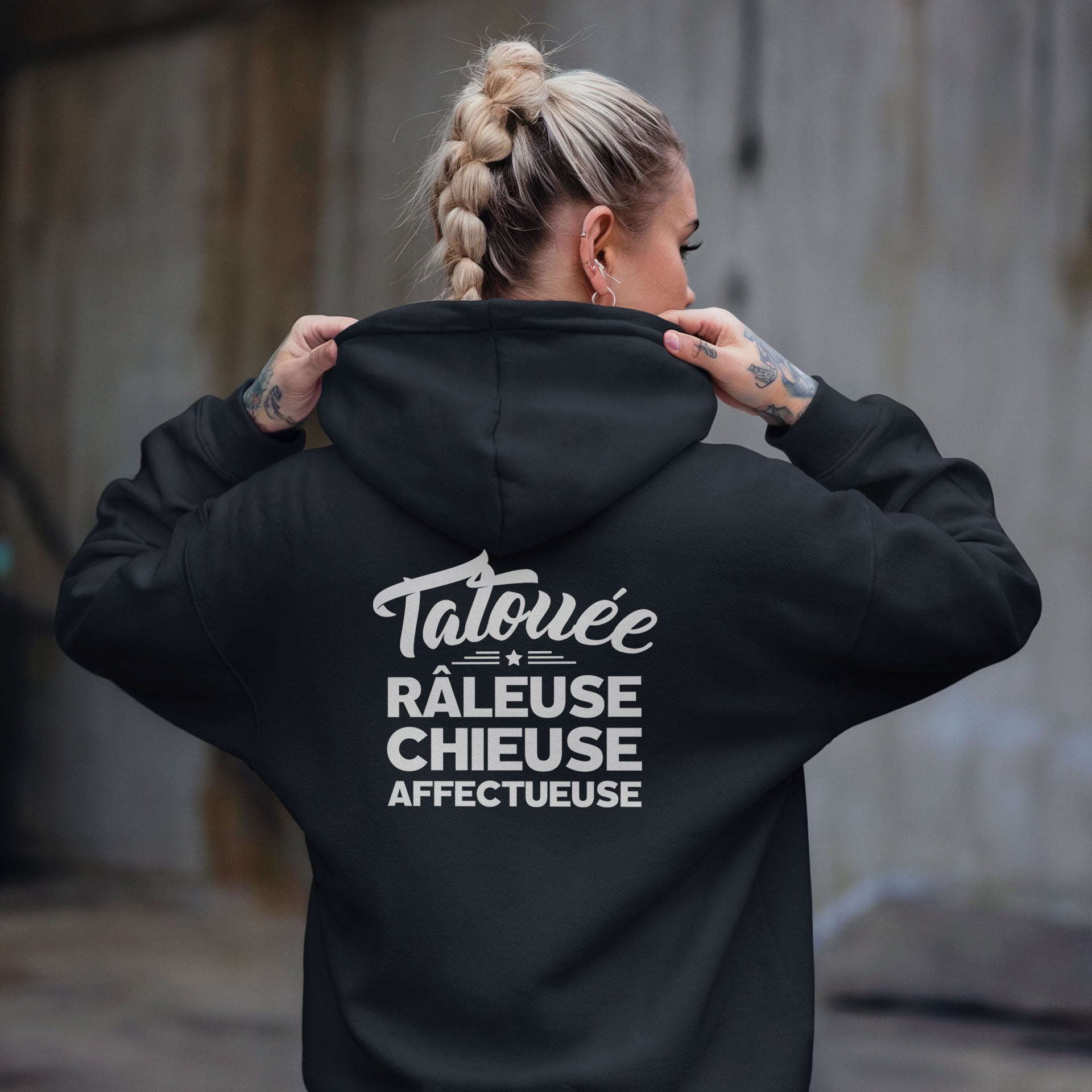 Tatouée, râleuse, chieuse, affectueuse