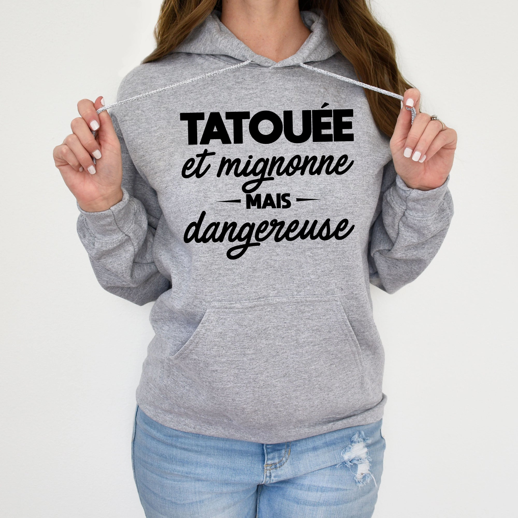 Tatouée et mignonne mais dangereuse