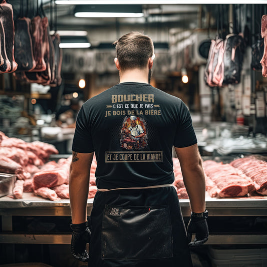 Boucher bois de la bière et coupe de la viande