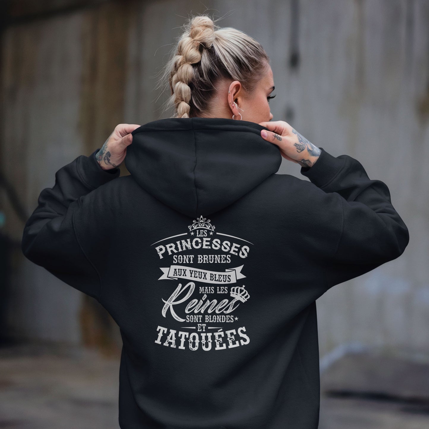 Les princesses sont brunes aux yeux bleus mais les reines sont blondes et tatouées