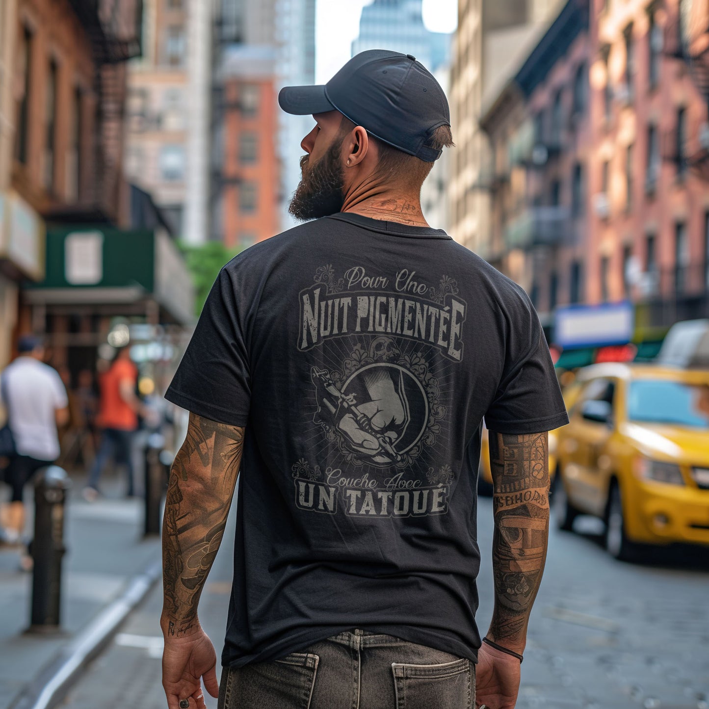 Pour une nuit pigmentée couche avec un tatoué