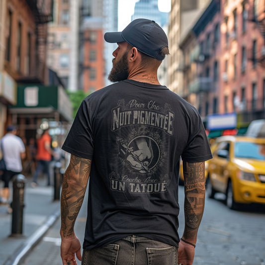 Pour une nuit pigmentée couche avec un tatoué