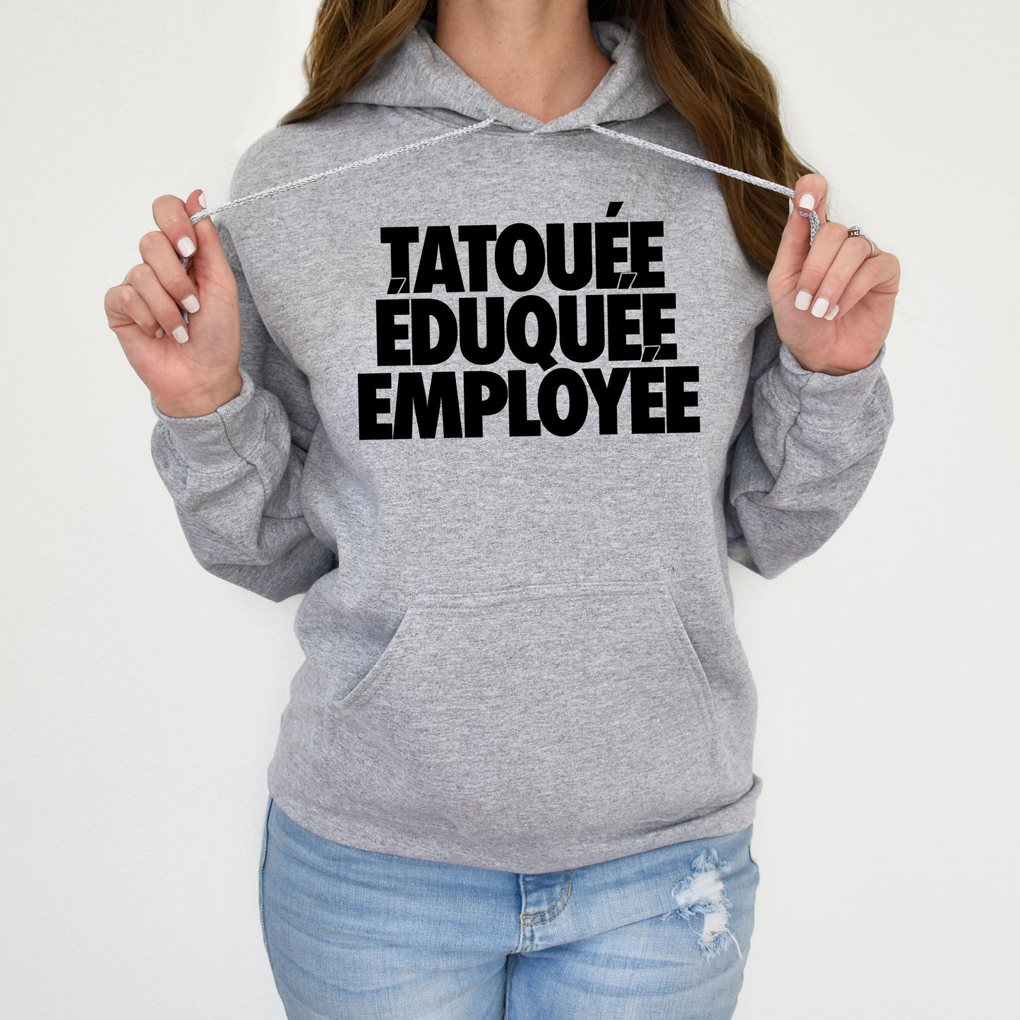Tatouée éduquée employée
