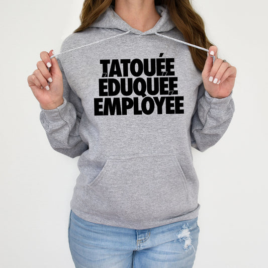 Tatouée éduquée employée