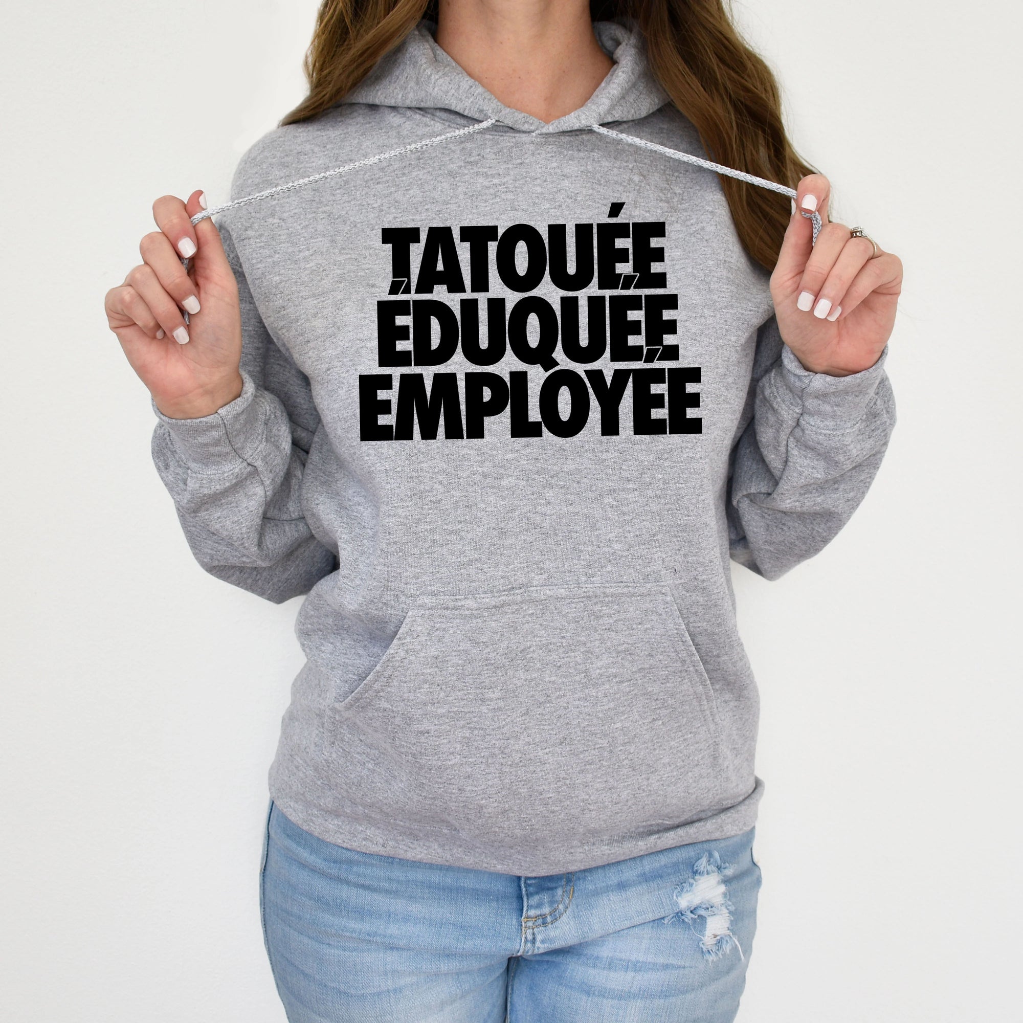 Tatouée éduquée employée