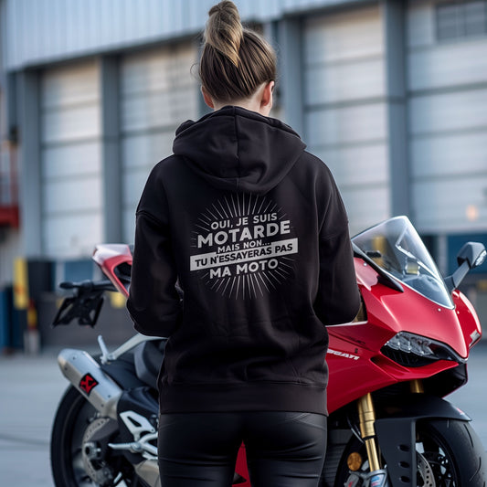 Oui, je suis motarde mais non... tu n'essayeras pas ma moto
