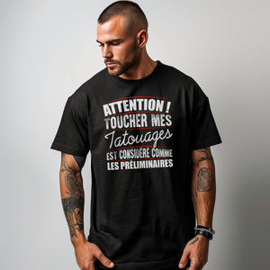 Attention! Toucher mes tatouages est considéré comme les préliminaires