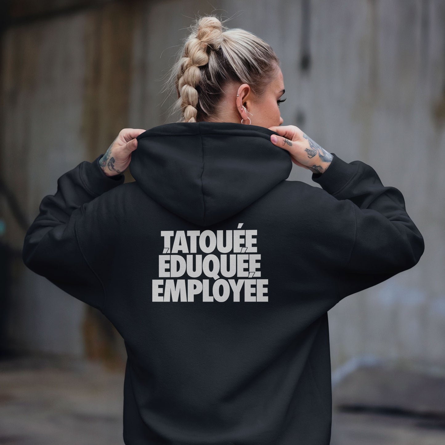 Tatouée éduquée employée