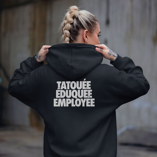 Tatouée éduquée employée