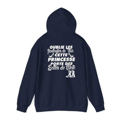Cette princesse porte des bottes de moto