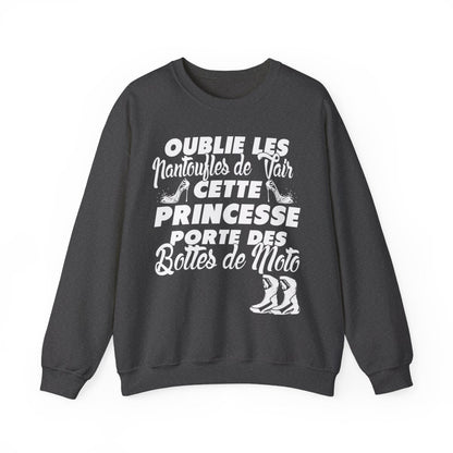 Cette princesse porte des bottes de moto