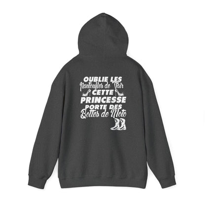 Cette princesse porte des bottes de moto