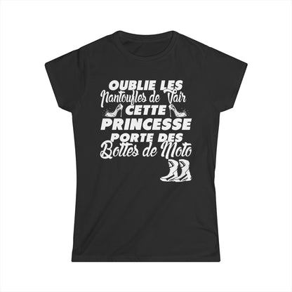 Cette princesse porte des bottes de moto