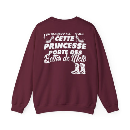 Cette princesse porte des bottes de moto