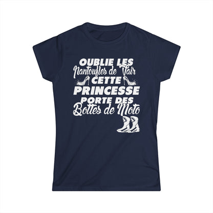 Cette princesse porte des bottes de moto