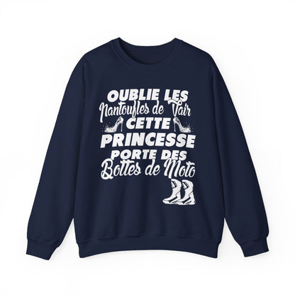 Cette princesse porte des bottes de moto