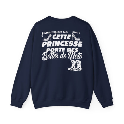 Cette princesse porte des bottes de moto