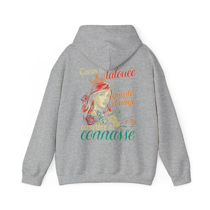 Corps de tatouée, gueule d’ange, caractère de connasse