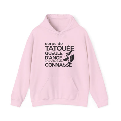 Corps de tatouée, gueule d’ange, caractère de connasse