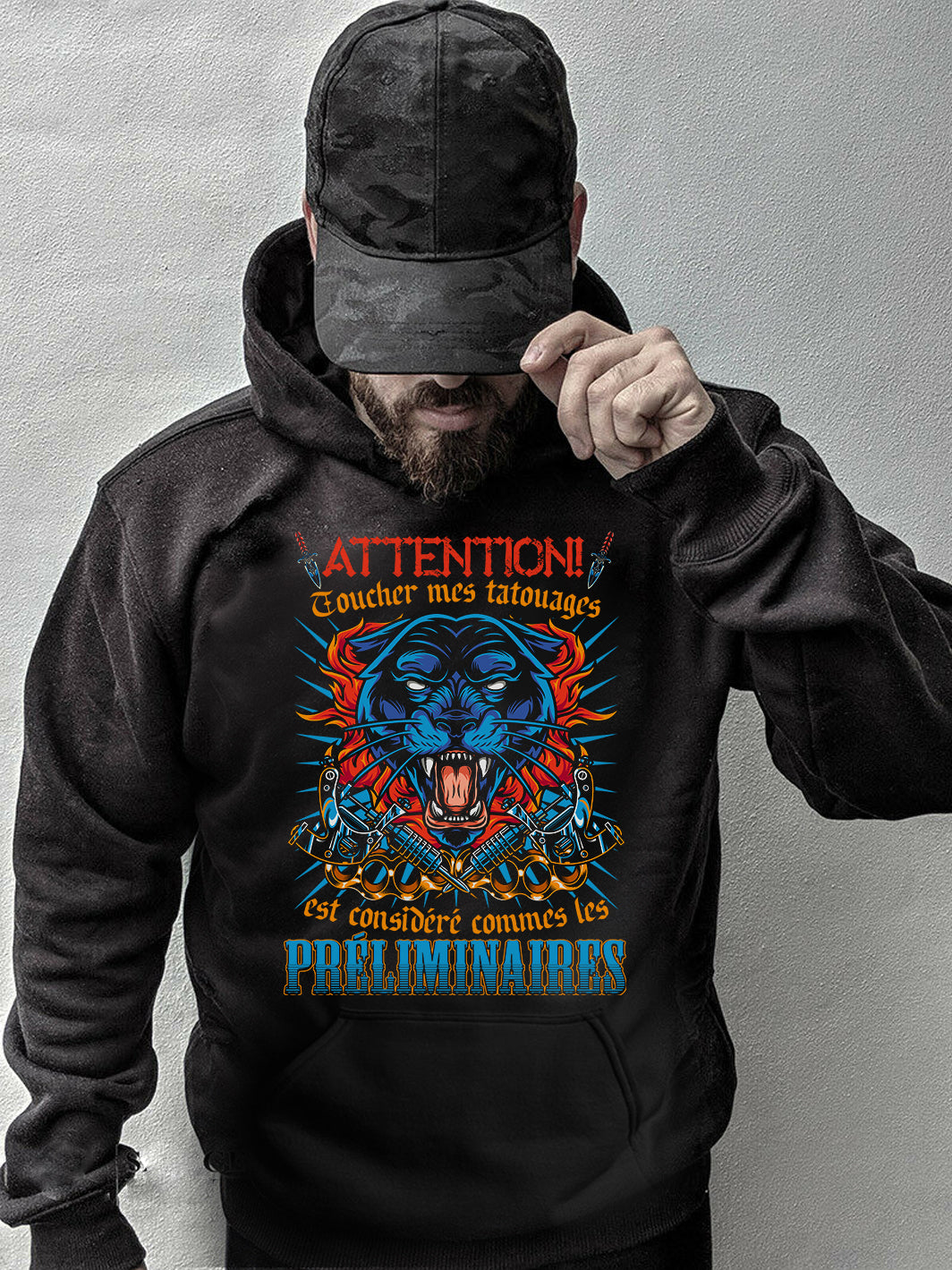 Attention ! Toucher mes tatouages est considéré comme les préliminaires