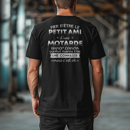 Fier d’être le petit ami d’une motarde super canon qui peut parfois être une connasse mais c’est OK
