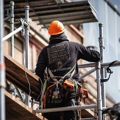 Échafaudeur, chiant, grande gueule, un sale caractère