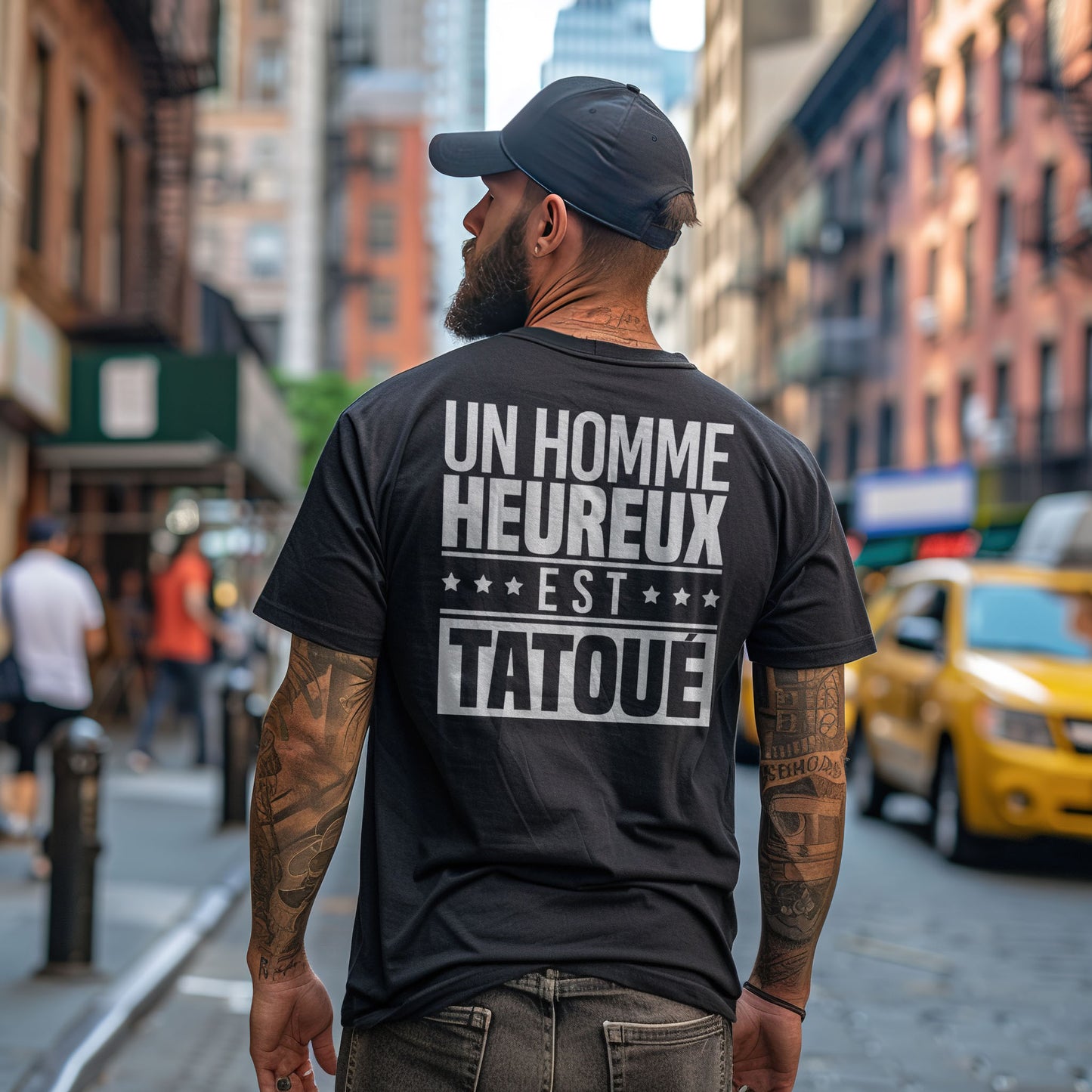 Un homme heureux est tatoué