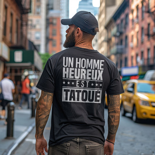 Un homme heureux est tatoué